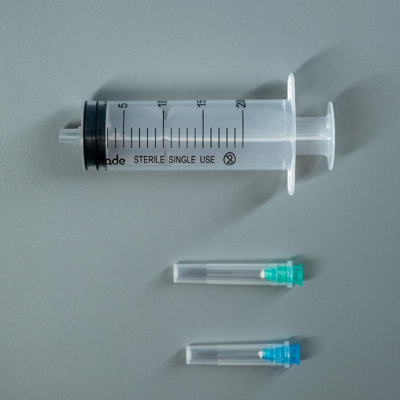 Шприц ін'єкційний Blade 2-х компонентний одноразовий стерильний 20 ml Luer Slip з двома голками, 23G (0,6х32 mm) та 21G (0,8х38 mm)